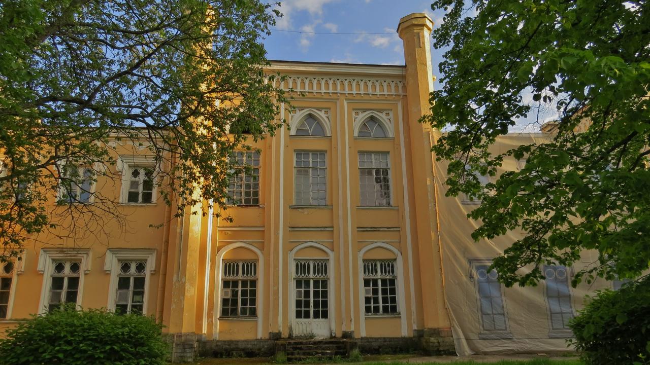 Петербургский проспект. Санаторий Петродворец в Петергофе. Усадьба Трувеллера в Петергофе. Готический дом Петергоф. Санаторий водолечебница Петродворец.