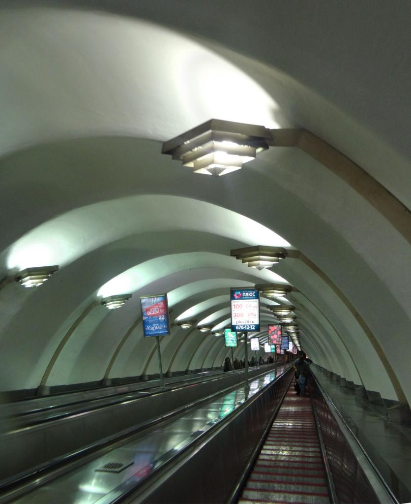 Вход в метро чкаловская