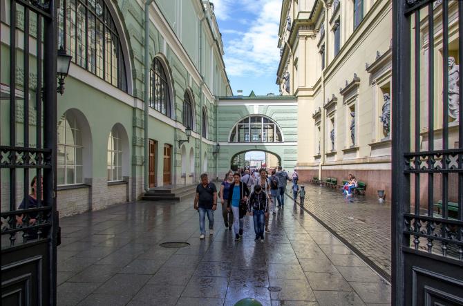 Подъезд эрмитаж. Шуваловский подъезд Эрмитажа. Эрмитаж Санкт-Петербург Шуваловский проезд. Шувалсокий проезд эрмитпж. Эрмитаж малый проезд.