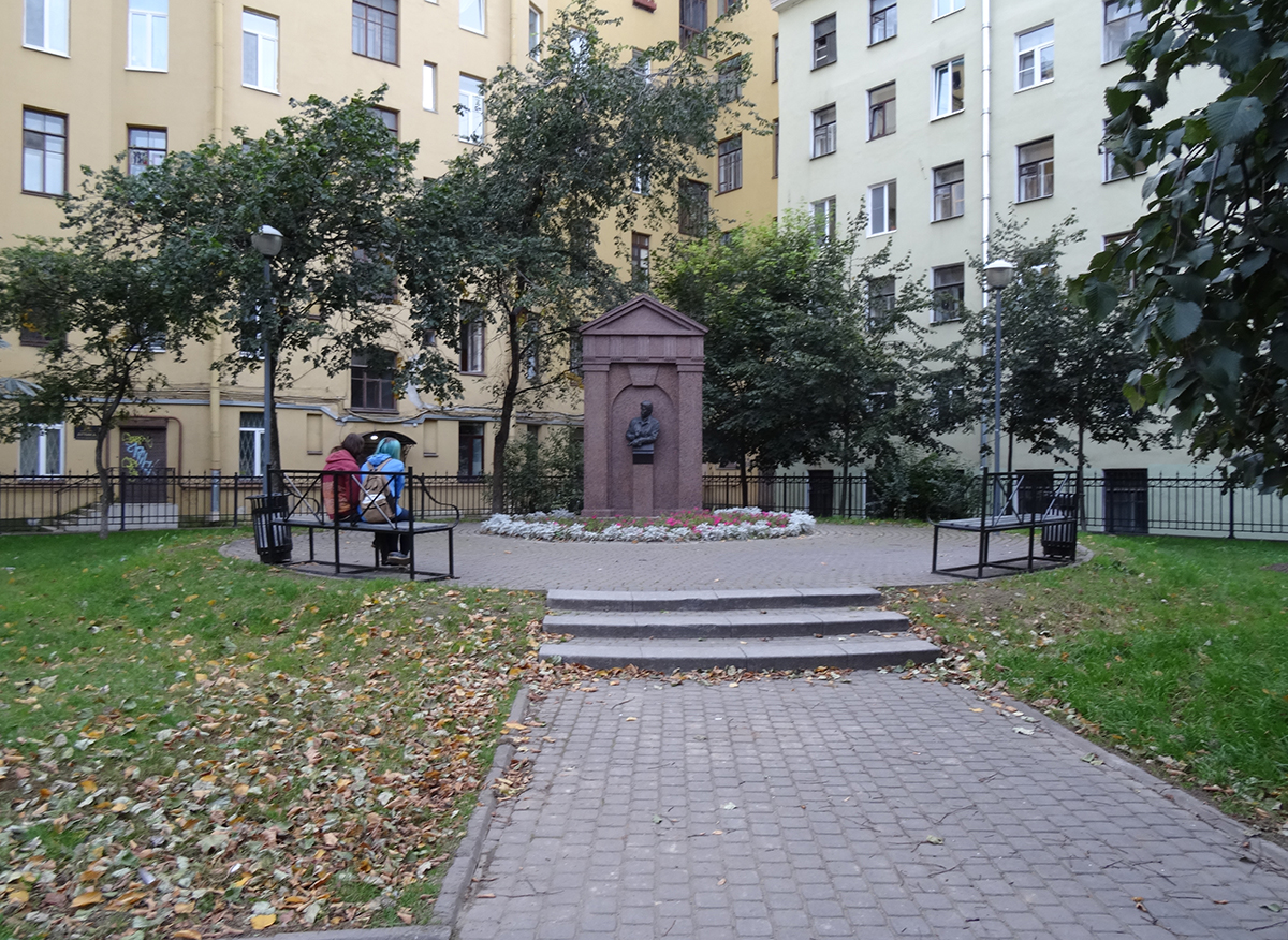Памятник Маневичу СПБ