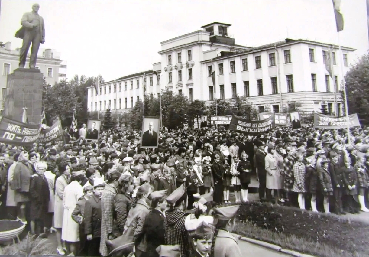 Путиловский завод 1917. Путиловский завод 1905. Путиловский завод в Петербурге. Митинг рабочих в 50-60-е.